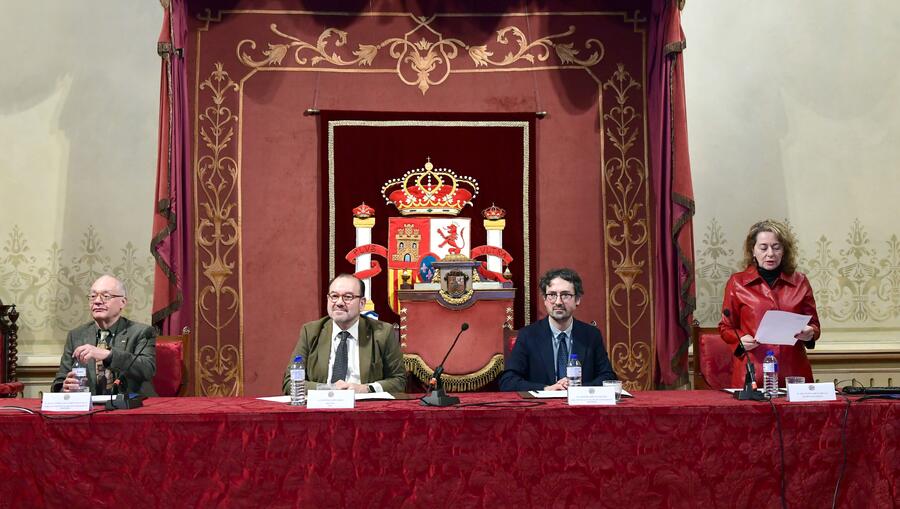 No acto participaron tamén a secretaria xeral da USC e o anterior decano, Marco García Quintela. Foto: Santi Alvite