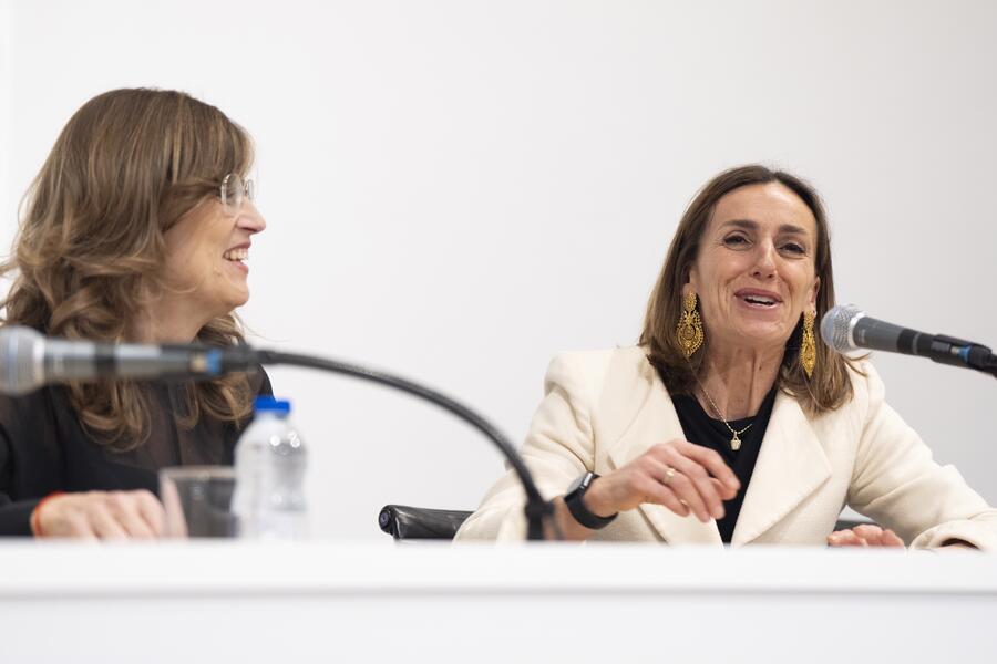 Isabel López Rivadulla coa presidenta de Alumni USC. Foto: Rafa Aparicio