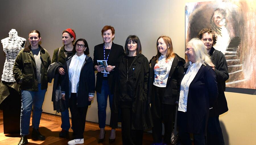 A vicerreitora, no centro, con parte das artistas que expoñen na mostra. Foto: Santi Alvite