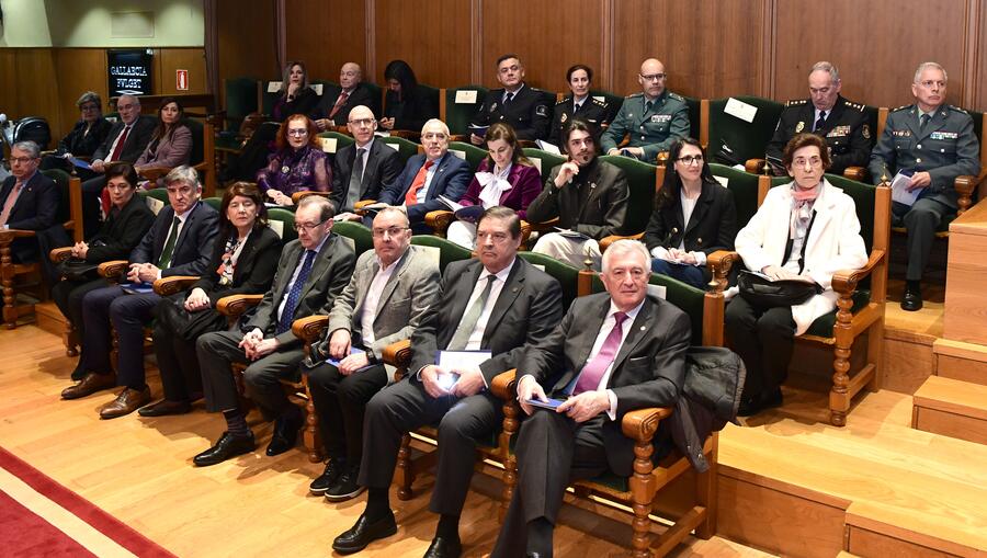 O Salón Nobre do Colexio de Fonseca completou a súa capacidade. Foto: Santi Alvite