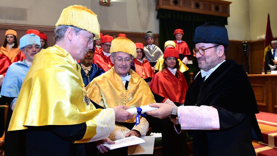 Duarte Nuno Vieira recibiu as súas credenciais como novo honoris causa das mans do reitor. Foto: Santi Alvite