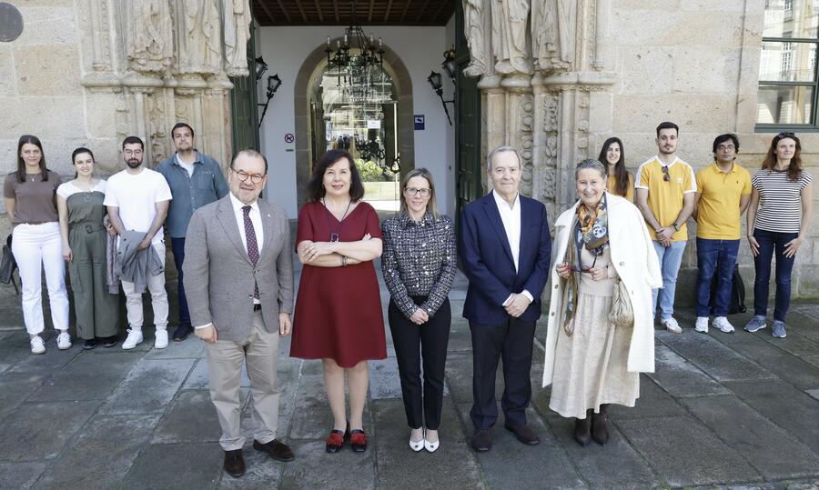 Foto de grupo na Reitoría co persoal investigador predoutoral