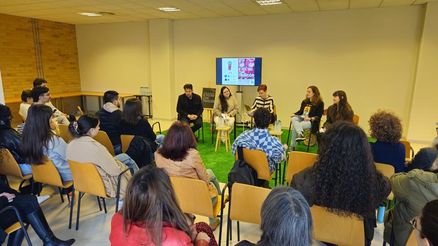 Decenas de persoas déronse cita na Facultade de Humanidades. FOTO: Marcos Franco