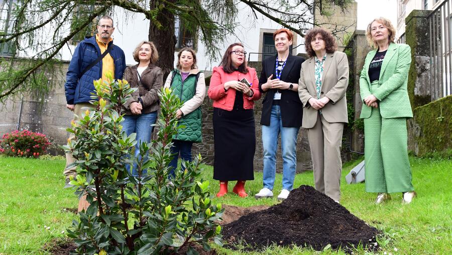 As autoridades, posando co érbedo na memoria rosaliana. Foto: Santi Alvite