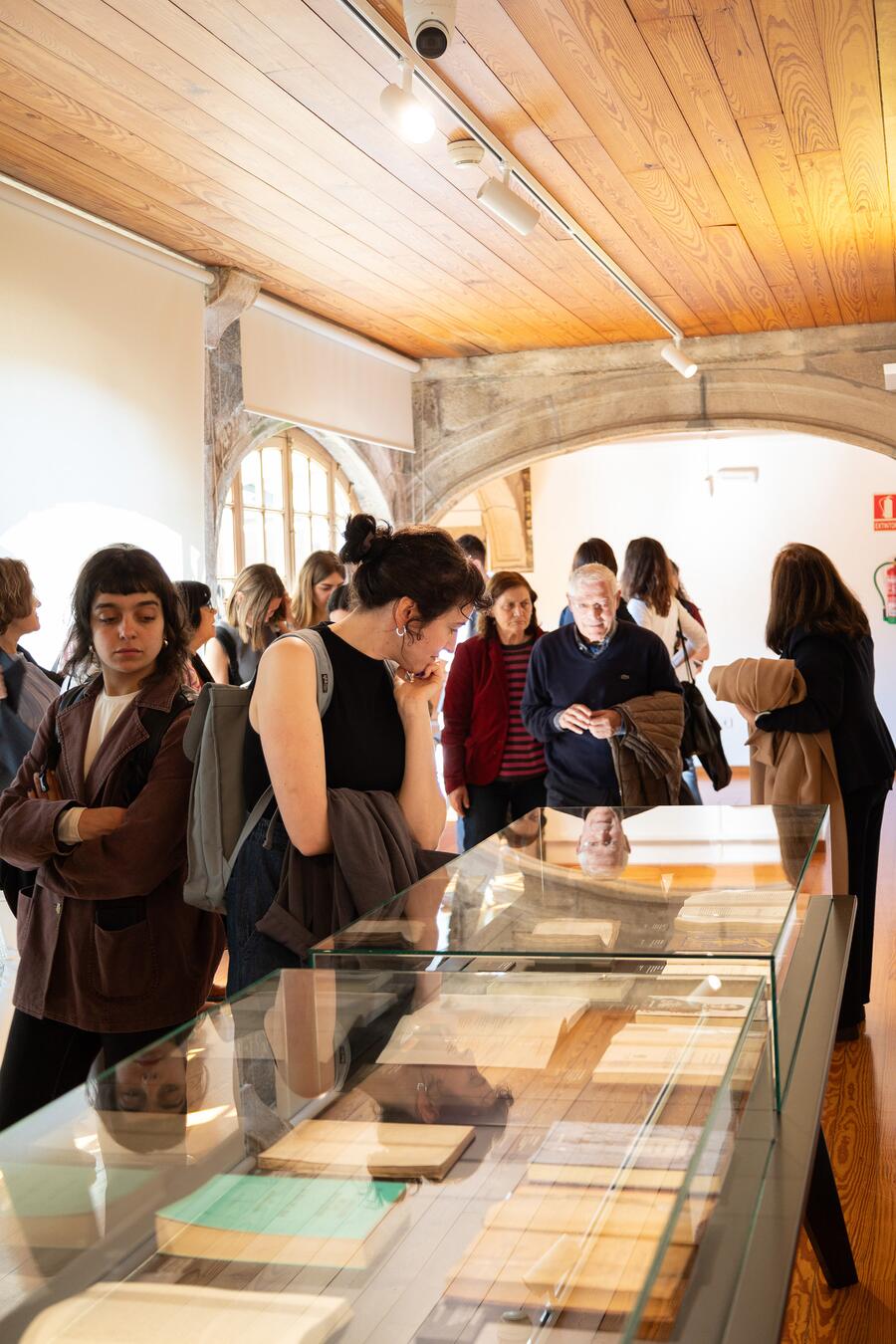 A inauguración da exposición contou con numeroso público. Foto: Marta Vázquez