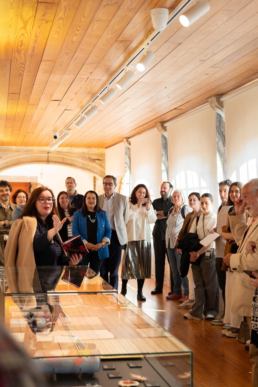 A profesora María do Cebreiro nun instante da visita guiada. Foto: Marta Vázquez