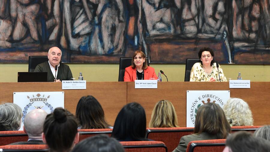 De esquerda a dereita, Xoán Ramón Doldán, María José López Couso e Montserrat Lorenzo Díaz. Foto: Santi Alvite