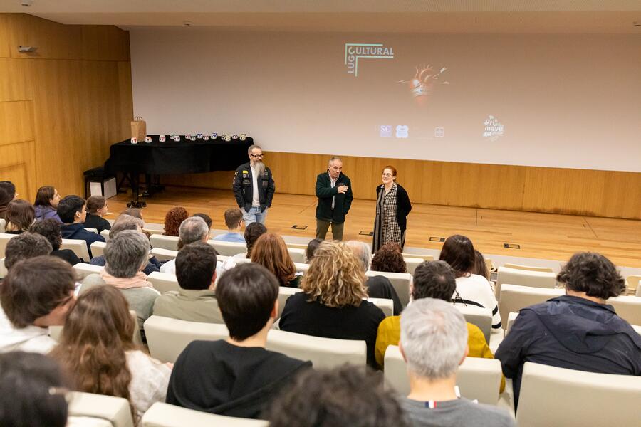 Bruno Máez, Antonio Álvarez e Paloma Lugilde durante o acto de entrega. 