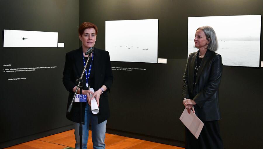 A vicerreitora Pilar Murias e a artista Cris Romero, no acto de inauguración. Foto Santi Alvite