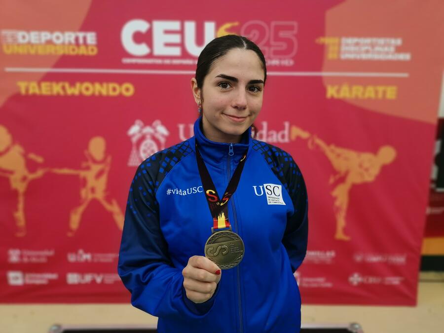 Eva Rodríguez Loredo posa coa medalla de ouro