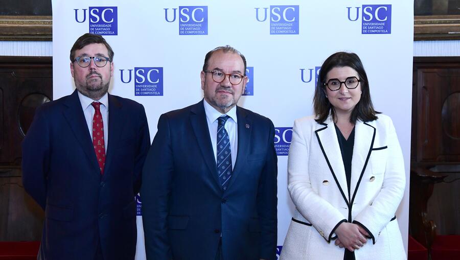 O reitor da USC e a presidenta do Consello co profesor Miranda Boto. Foto: Santi Alvite