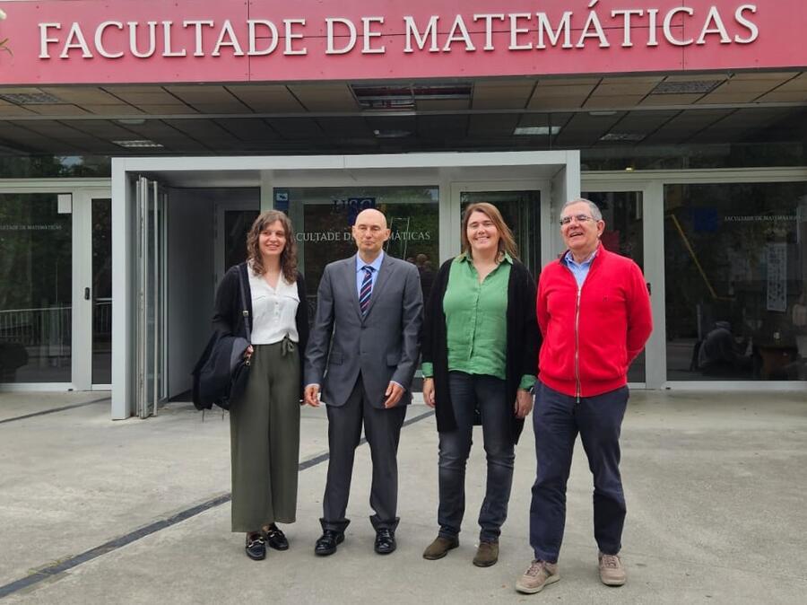 De esquerda a dereita: Lucía López Somoza (vicedecana), Alberto Cabada Fernández (decano), Mª José Ginzo Villamayor (secretaria), Antonio M. Gómez Tato (vicedecano)