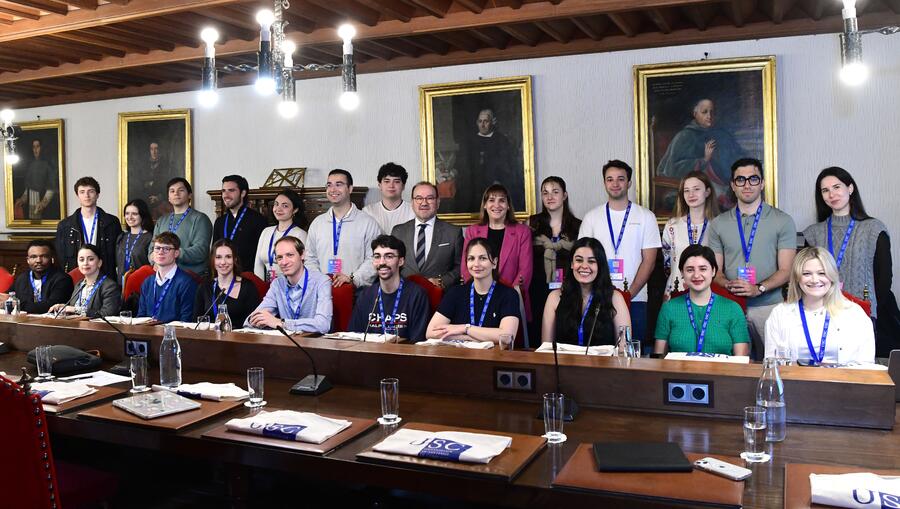 O reitor Antonio López e a vicerreitora de Titulacións e Internacionalización, María José López Couso, posan co Consello de Estudantado do Consorcio (Student Board). FOTO: Santi Alvite