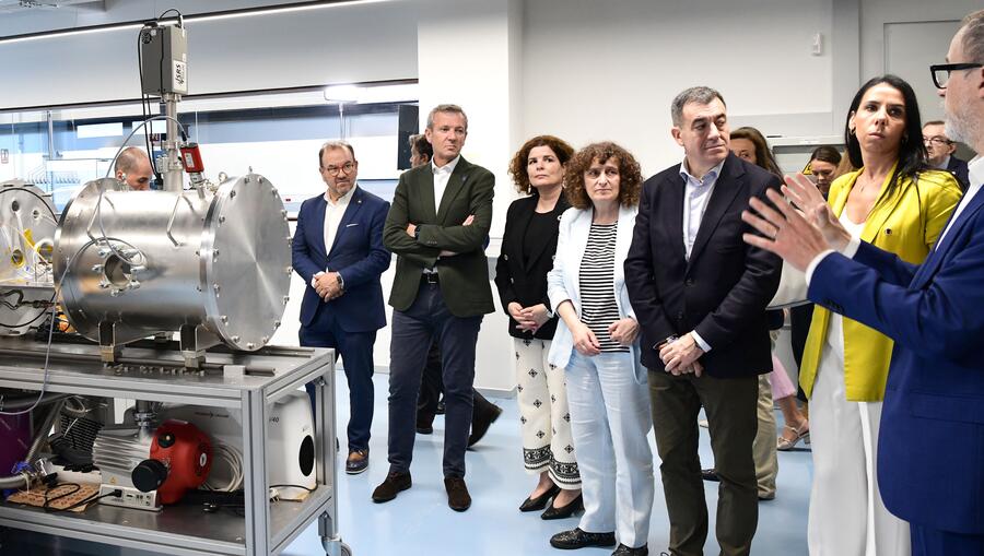 Carlos Salgado explica ás autoridades un proxecto que alberga op IGFAE. Foto: Santi Alvite