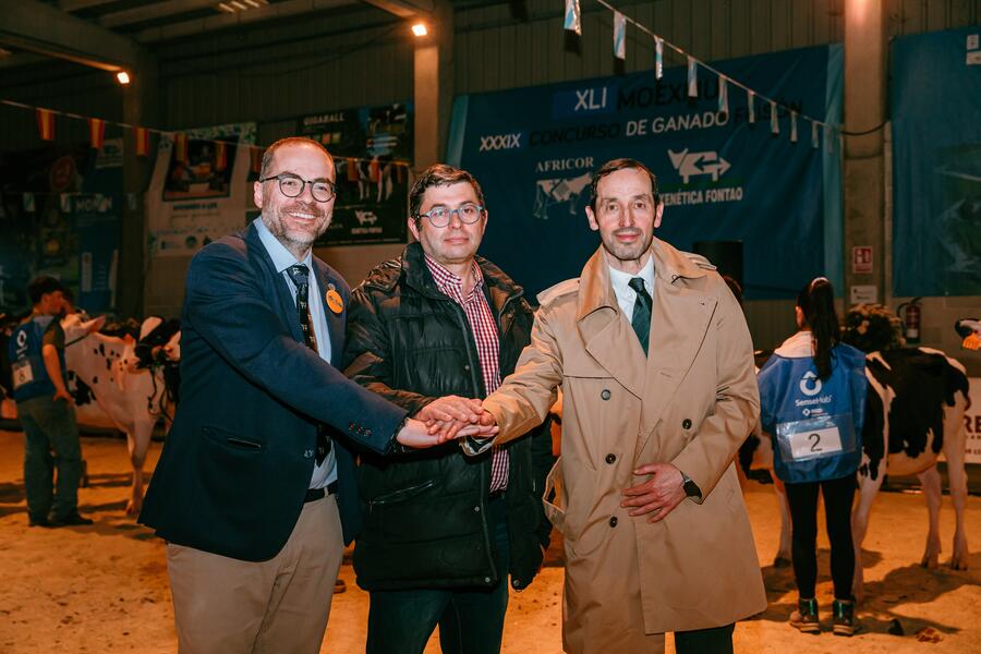 De esquerda a dereita, José Manuel Rus, xerente de Moexmu; Francisco Fraga, vicerreitor de Organización Académcia e Campus de Lugo; e Armando Castosa Alvariño, alcalde de Cospeito 