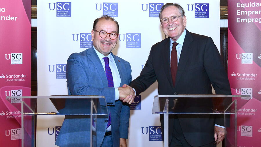 O reitor e o vicepresidente segundo de Banco Santander, Matías Rodríguez, asinaron o acordo. Foto: Santi Alvite