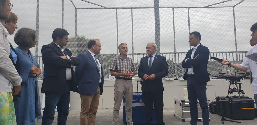 As autoridades atendendo as explicacións sobre esta nova infraestrutura