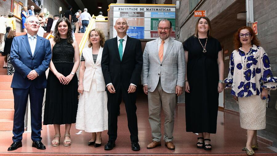 O novo equipo decanal xunto co reitor, a secretaría xeral e a ex decana. Foto: Santi Alvite