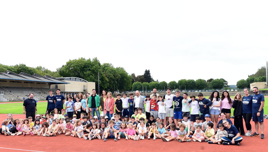 Foto de grupo das autoridades coas nenas e nenos do Verán CampUSC. Foto: Santi Alvite