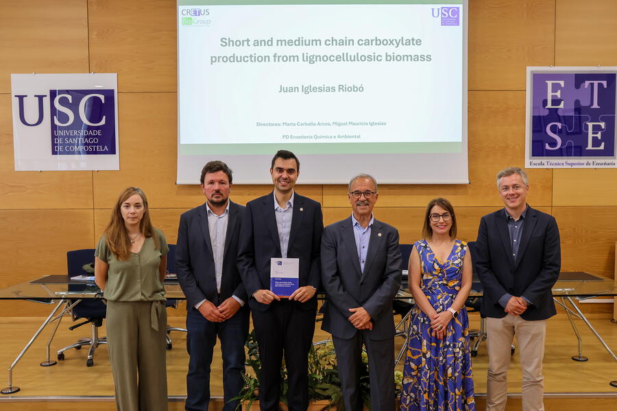 O investigador posa cos directores e tribunal da tese