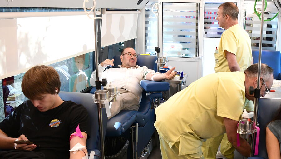 O reitor donou sangue este martes na unidade diante de Enfermaría. Foto: Santi Alvite