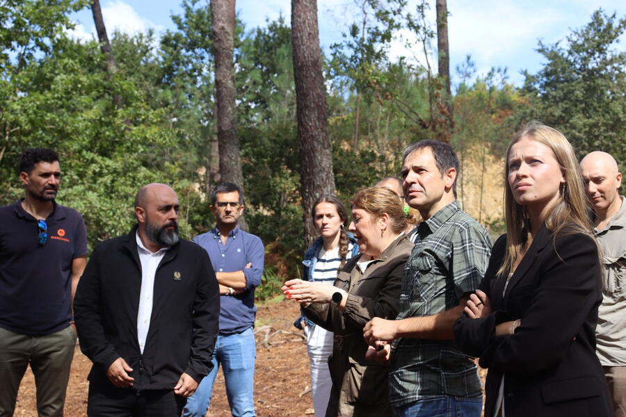 Angel Miramontes, director xeral de Patrimonio; Rebeca Blanco Rotea, arqueóloga e profesora da Universidade do Minho; Xurxo Salgado, xornalista e profesor na USC, e Lara Meneses, directora xeral de Xuventude, nunha visita ao forte. Foto: Fortalezas da fronteira