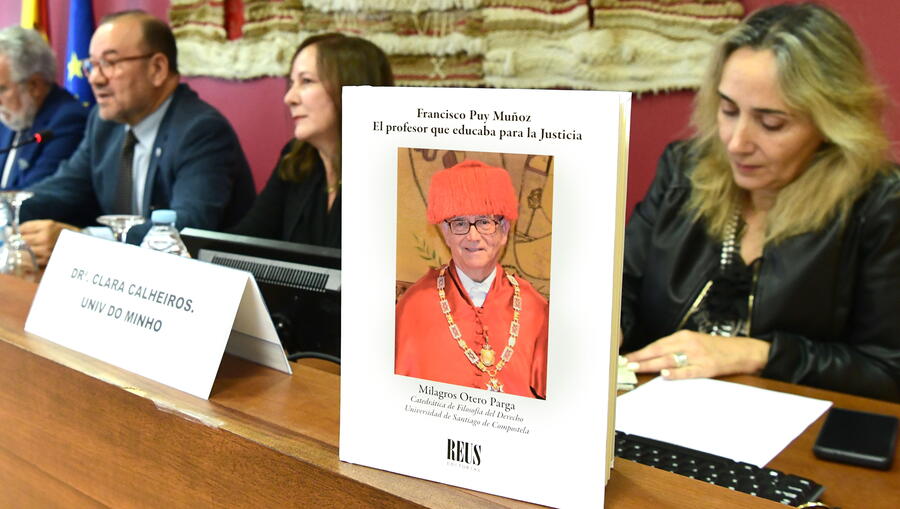 No acto presentouse o libro 'Francisco Puy Muñoz. El profesor que educaba para la Justicia'. Foto: Santi Alvite