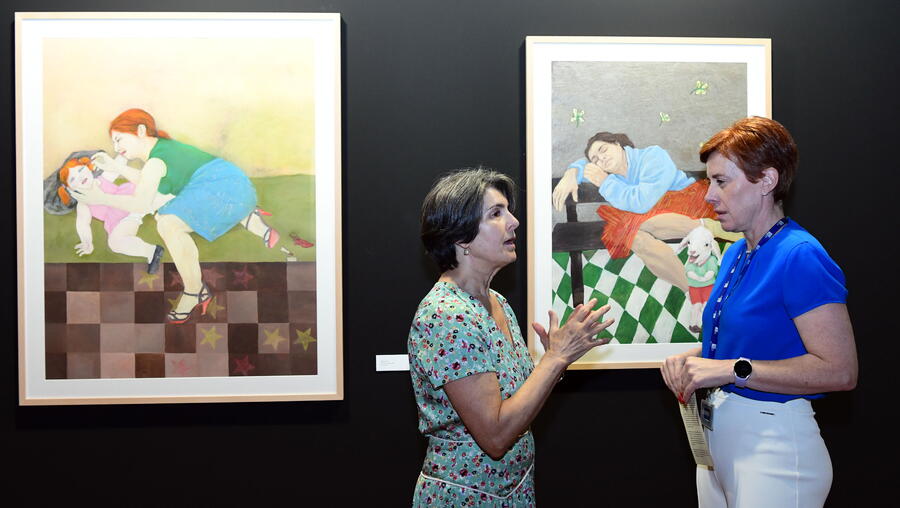 A vicerreitora (á dereita) conversa coa autora. Foto: Santi Alvite