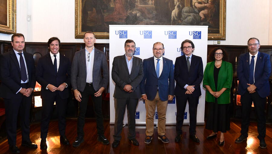 Foto de grupo das persoas participantes no acto. Foto: Santi Alvite