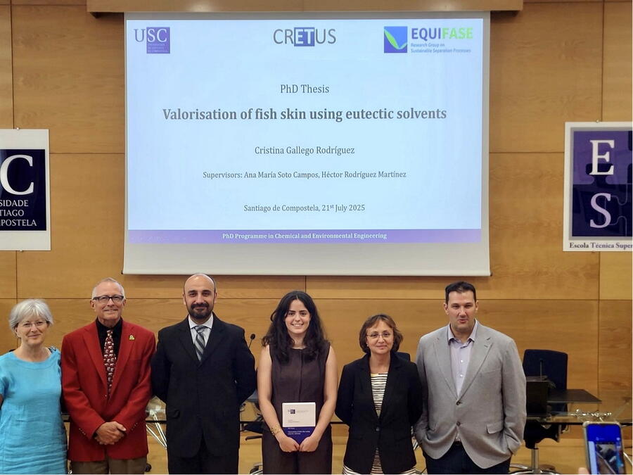 Cristina Gallego, co tribunal e dirección da súa tese de doutoramento. Foto. CRETUS