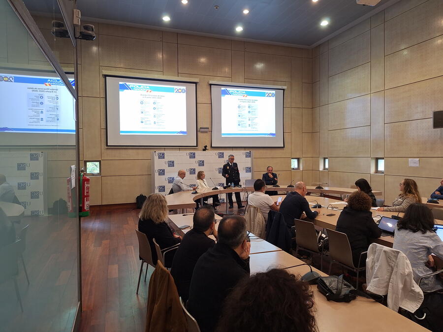 Acompañaron ao inspector xefe de Policía, Santiago Reboiras, José Manuel Velo, director da Área TIC; Dulce María García Mella, secretaria xeral da USC; e Gumersindo Feijoo Costa, vicerreitor de Transformación Dixital e Innovación