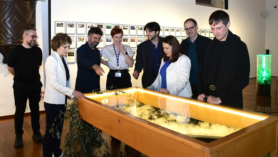 As autoridades coñecendo os detalles da mostra. Foto: Santi Alvite