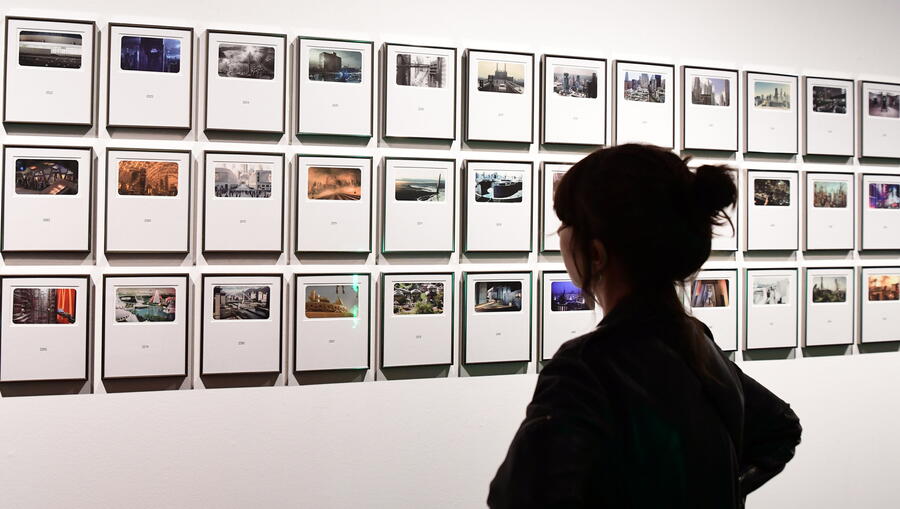 A exposición reúne obras dunha ducia de artistas. Foto: Santi Alvite 