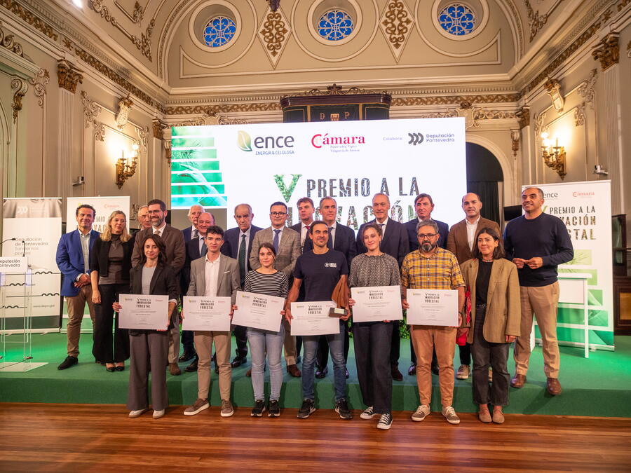 Foto de familia das persoas premiadas coas autoridades