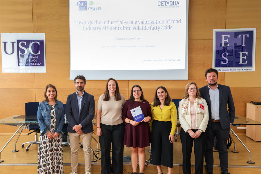 Tamara Casero, no centro, acompañada dos membros do tibunal e directores da tese