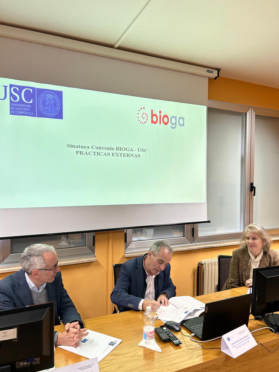 Instante da sinatura do convenio que regula as prácticas