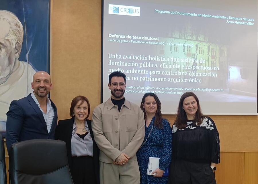 Anxo Méndez, no centro, na xornada de defensa da tese de doutoramentoFachada da Casa do Cabildo, piloto real do traballo, iluminado coa luz CromaLux