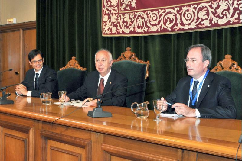 O reitor recibiu aos alumnos do programa Bolsas Europa da Universidade Francisco de Victoria