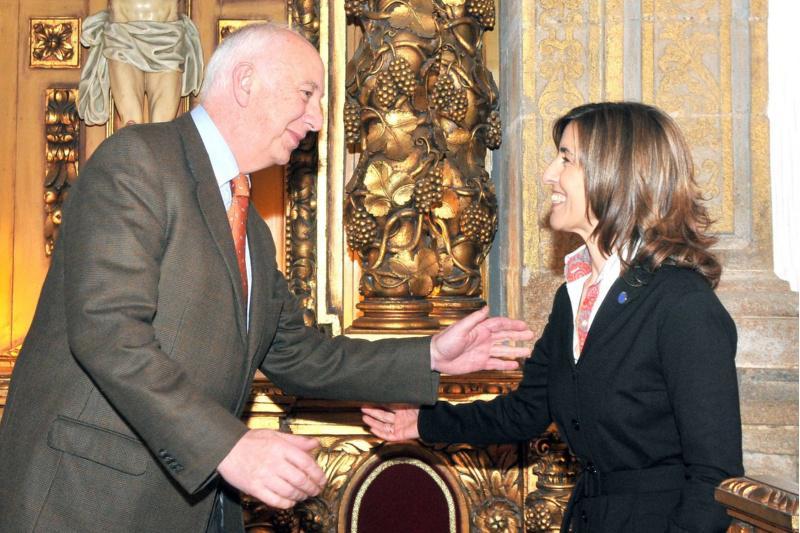 A profesora Emilia Vázquez Rozas tomou posesión como decana da Facultade de Ciencias Económicas e Empresariais