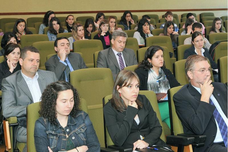 Expertos debaten na USC sobre as relacións da empresa coa administración electrónica