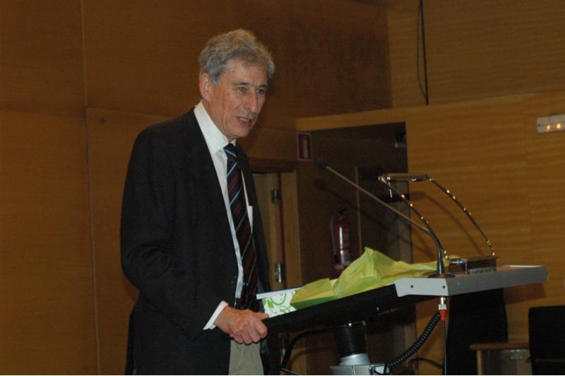 Os compañeiros do profesor Carlos Buján sorpréndeno cunha homenaxe na Facultade