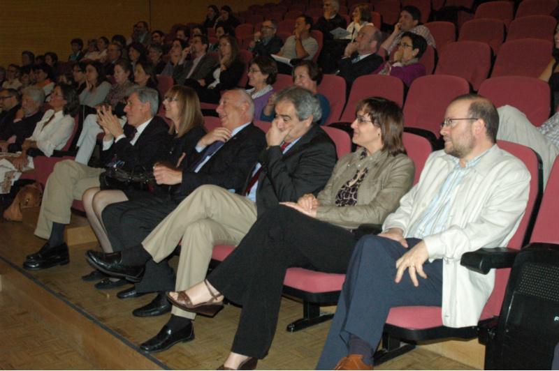 Os compañeiros do profesor Carlos Buján sorpréndeno cunha homenaxe na Facultade