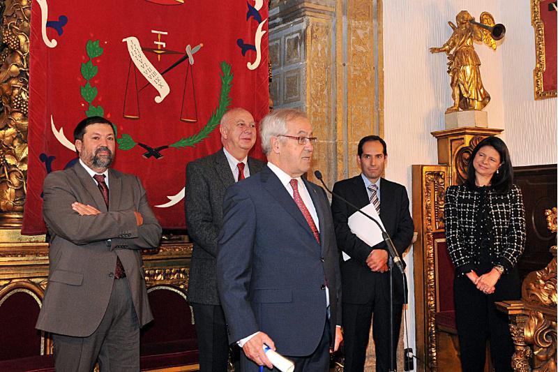 O profesor Enrique Gómez-Reino recibiu de mans do ministro de Xustiza o título da Cruz Distinguida de 1ª Clase da Orde de San Raimundo de Peñafort