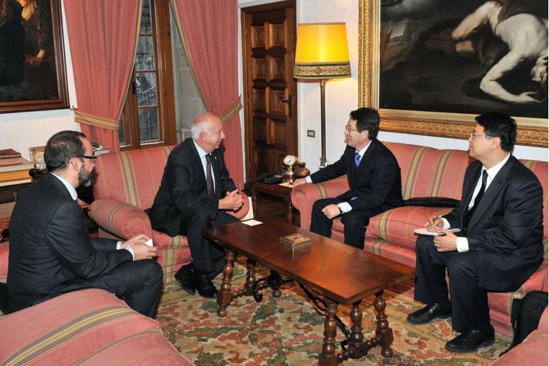 O reitor recibiu ao embaixador de Corea do Sur