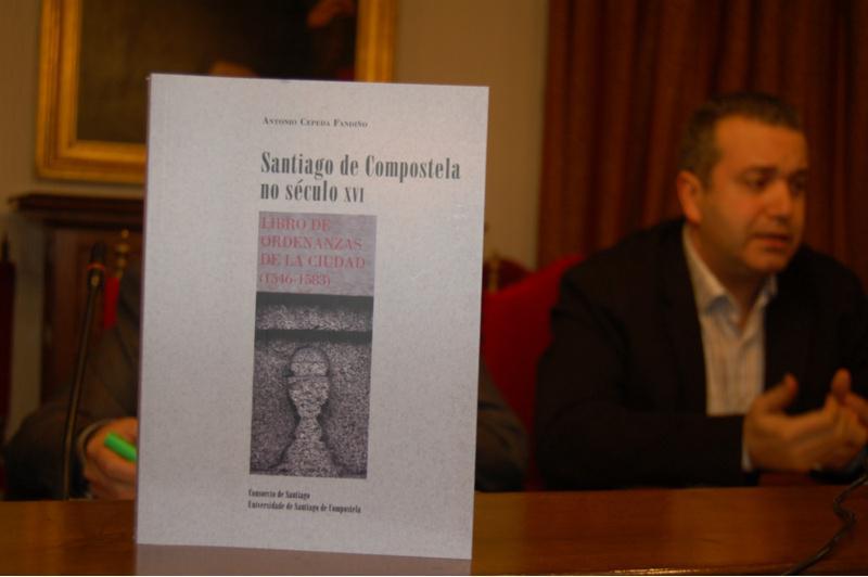 O historiador Antonio Cepeda recompila as ordenanzas de Santiago no século XVI nun volume co editado pola USC e o Consorcio 