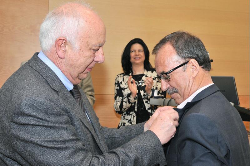 Juan Lema Rodicio recibe a Insignia de Ouro da Universidade no Día da Escola Técnica Superior de Enxeñaría 