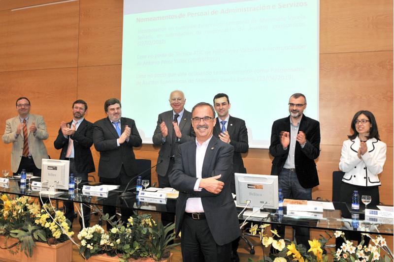 Juan Lema Rodicio recibe a Insignia de Ouro da Universidade no Día da Escola Técnica Superior de Enxeñaría 