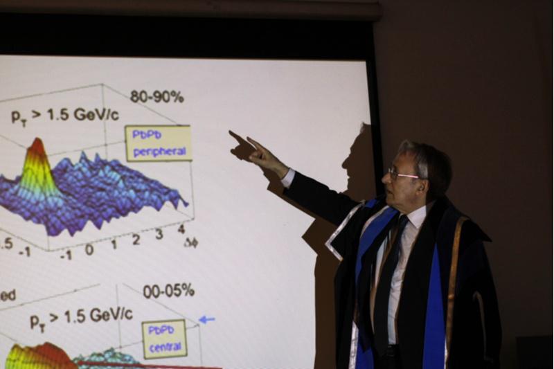 A Universidade de San Petesburgo investiu doutor honoris causa ao catedrático Carlos Pajares 