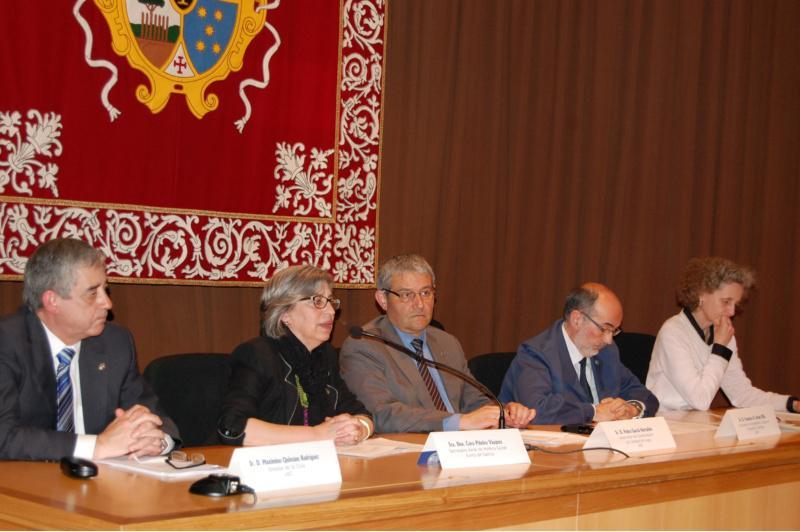A Universidade clausura o curso do IV Ciclo coa entrega insignias e diplomas a 67 novos titulados en Formación do Profesorado