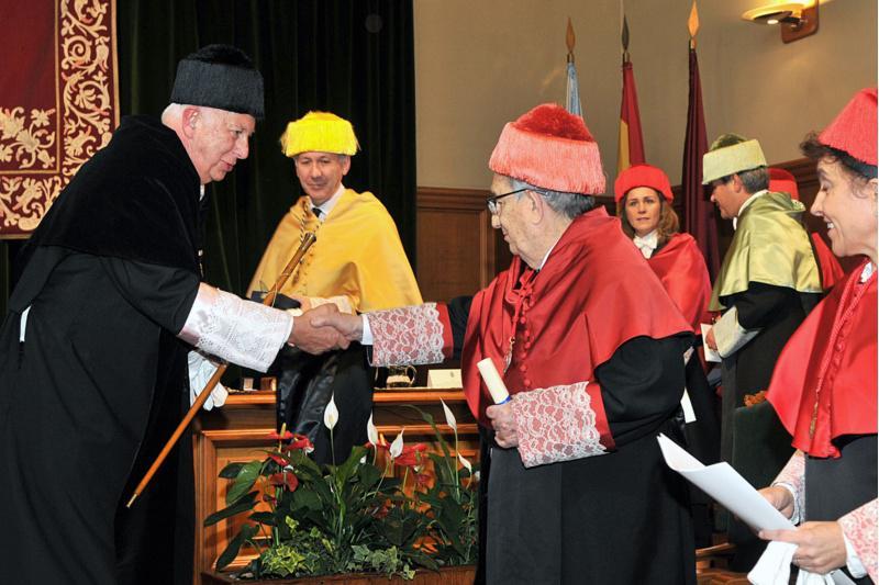 O xurista Luis Díez-Picazo y Ponce de León incorpórase ao cadro de doutores honoris causa da USC
